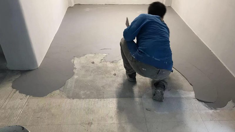 人工费用包括施工人员工资、现场管理人员工资等。在估算人工费用时，要考虑以下因素：